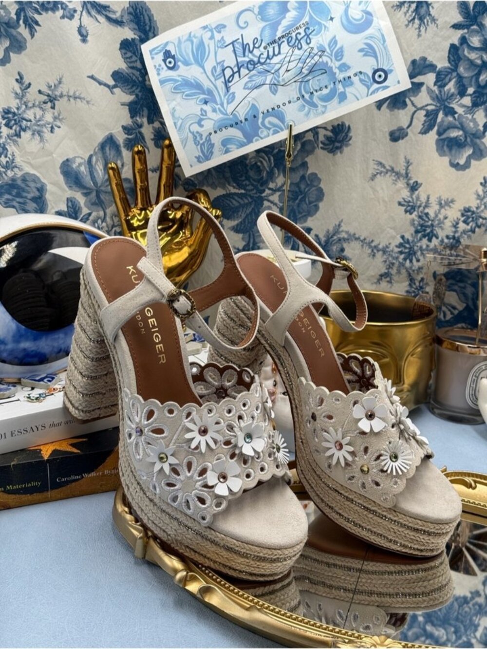 🆕 KURT GEIGER LONDON 🧿 NWOB Flower Platform Sandal, Bone Suede - Sz 37 US 7